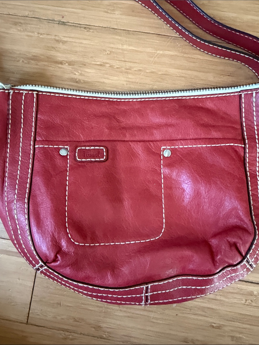 Fossil Red Leather Shoulder Bag with Contrast Stitching - Picture 3 of 11